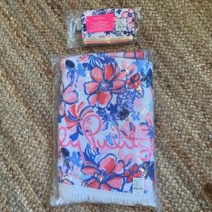 Lilly Pulitzer - GWP Party Like a Lobstar🦞🌴☀️🌊🦞Tassel Beach Towel & Wristlet